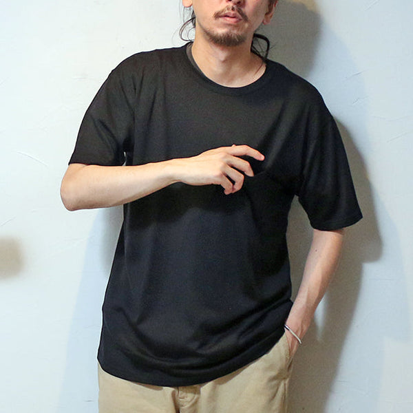 メリノウール100％を使用したポケットTシャツ。