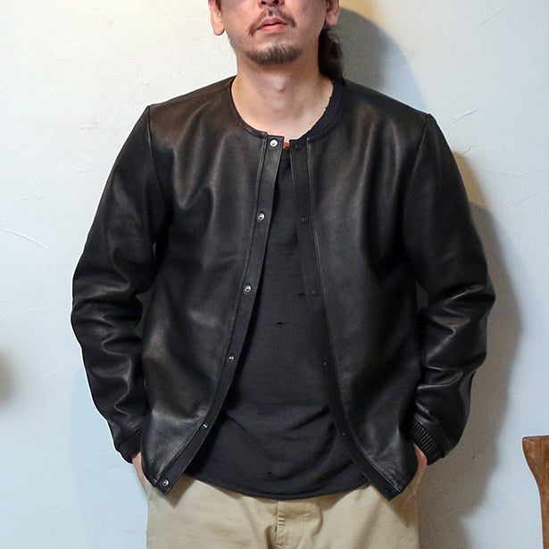 遠赤外線を放出するレザージャケット。