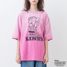 Load image into Gallery viewer, JOHNBULL LINUS ピーナッツ ライナス Tシャツ（ピンク）[JT263C03]
