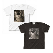 Load image into Gallery viewer, JOHNBULL TOY STORY ／ Lotso Huggin Bear Tシャツ（ホワイト）（ブラック）[JT262C30]
