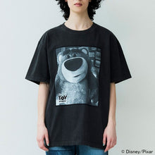 Load image into Gallery viewer, JOHNBULL TOY STORY ／ Lotso Huggin Bear Tシャツ（ホワイト）（ブラック）[JT262C30]
