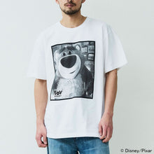 Load image into Gallery viewer, JOHNBULL TOY STORY ／ Lotso Huggin Bear Tシャツ（ホワイト）（ブラック）[JT262C30]
