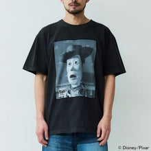 Load image into Gallery viewer, JOHNBULL TOY STORY ／ Woody Tシャツ（ホワイト）（ブラック）[JT262C29]
