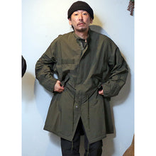 Load image into Gallery viewer, Porter Classic WEATHER MILITARY COAT ポータークラシック ウェザーミリタリーコート (BLACK)（OLIVE）[PC-026-2444]
