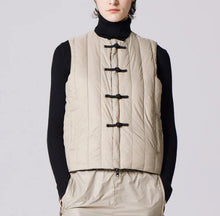 Load image into Gallery viewer, TAION MILITARY ZIP VNECK DOWN VEST &lt;MILITARY LINE&gt;
