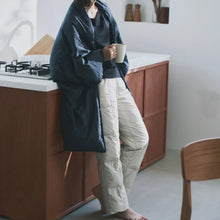 Load image into Gallery viewer, TAION タイオン ルームダウン 超軽量 800FP 羽毛膝掛け クッションカバー付き（ブランケットサイズ）（BLACK-BOA）[TAION-H210W145-DIC]
