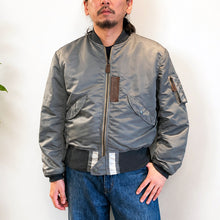 画像をギャラリービューアに読み込む, B TOKYO × TOYS McCOY L-2B ビー・トウキョウ × トイズマッコイ フライトジャケット [BT192-MJ02-030-65]

