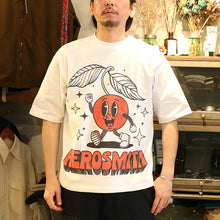Load image into Gallery viewer, JOHNBULL アーティストTシャツ（AEROSMITH ／ APPLE）（ホワイト）[JT261C19]

