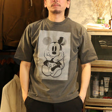 将图片加载到图库查看器，JOHNBULL MICKEY MOUSE - Photo like Print Tシャツ（チャコールグレー）[JT261C41]
