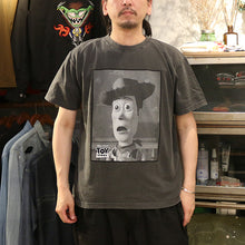 Load image into Gallery viewer, JOHNBULL TOY STORY ／ Woody Tシャツ（ホワイト）（ブラック）[JT262C29]
