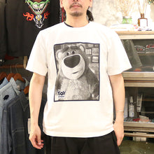 Load image into Gallery viewer, JOHNBULL TOY STORY ／ Lotso Huggin Bear Tシャツ（ホワイト）（ブラック）[JT262C30]
