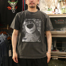 Load image into Gallery viewer, JOHNBULL TOY STORY ／ Lotso Huggin Bear Tシャツ（ホワイト）（ブラック）[JT262C30]
