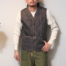 Load image into Gallery viewer, TAION MILITARY ZIP VNECK DOWN VEST &lt;MILITARY LINE&gt;
